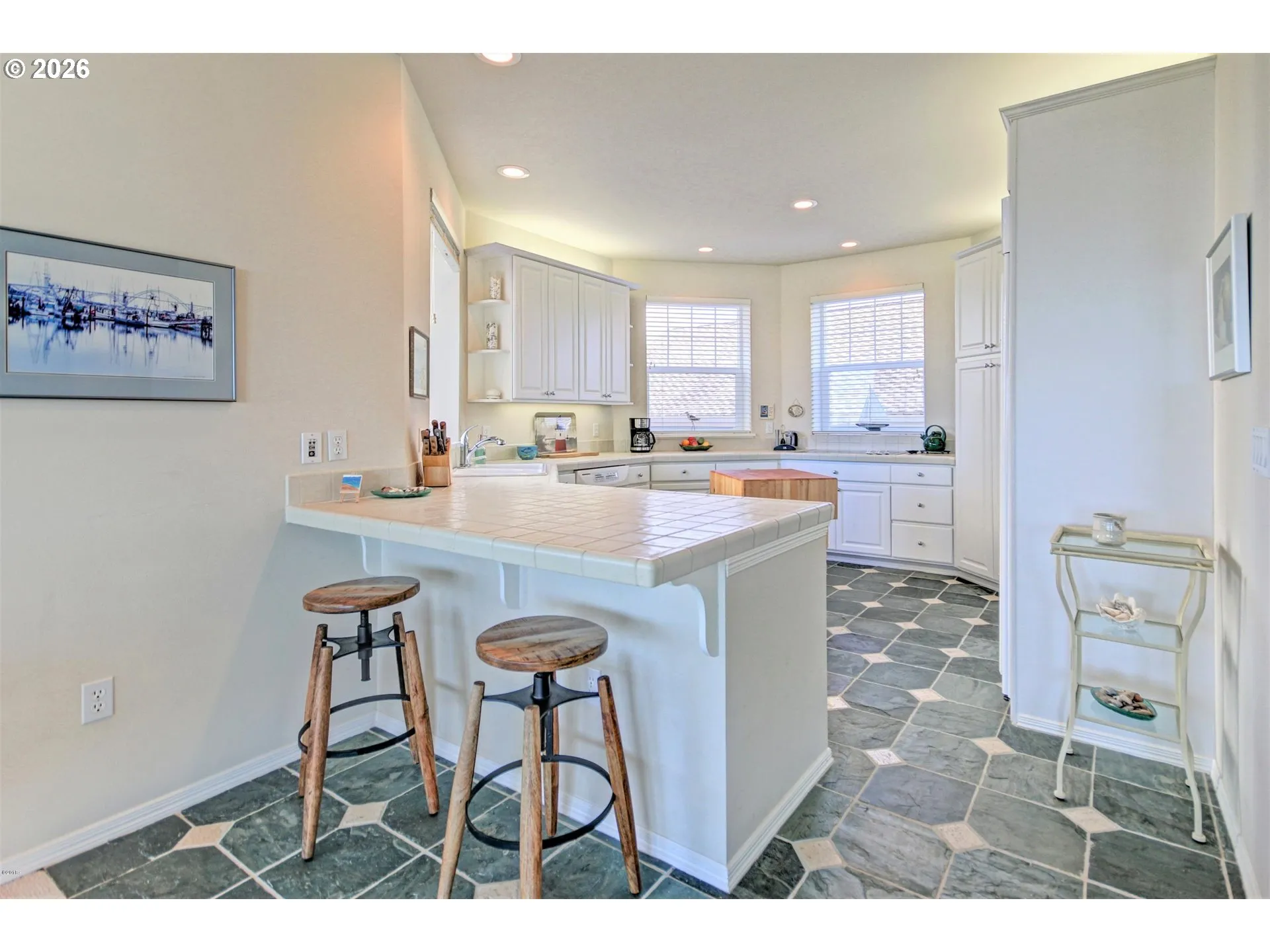 Kitchen-Breakfast Bar