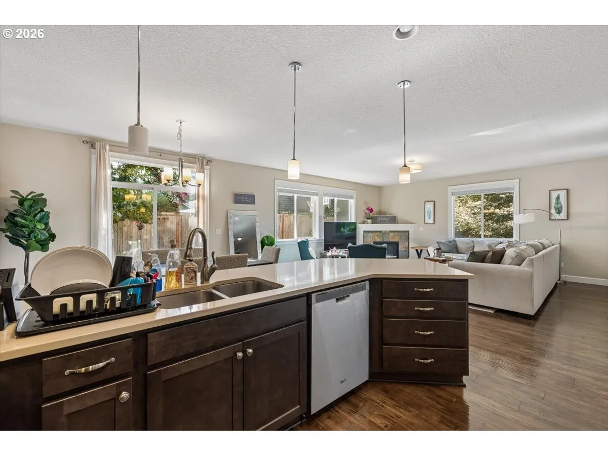 Kitchen-Breakfast Bar