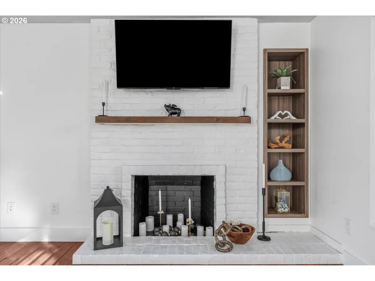 Living Room-Fireplace