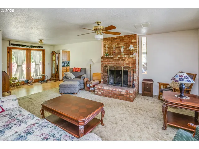 Living Room-Fireplace