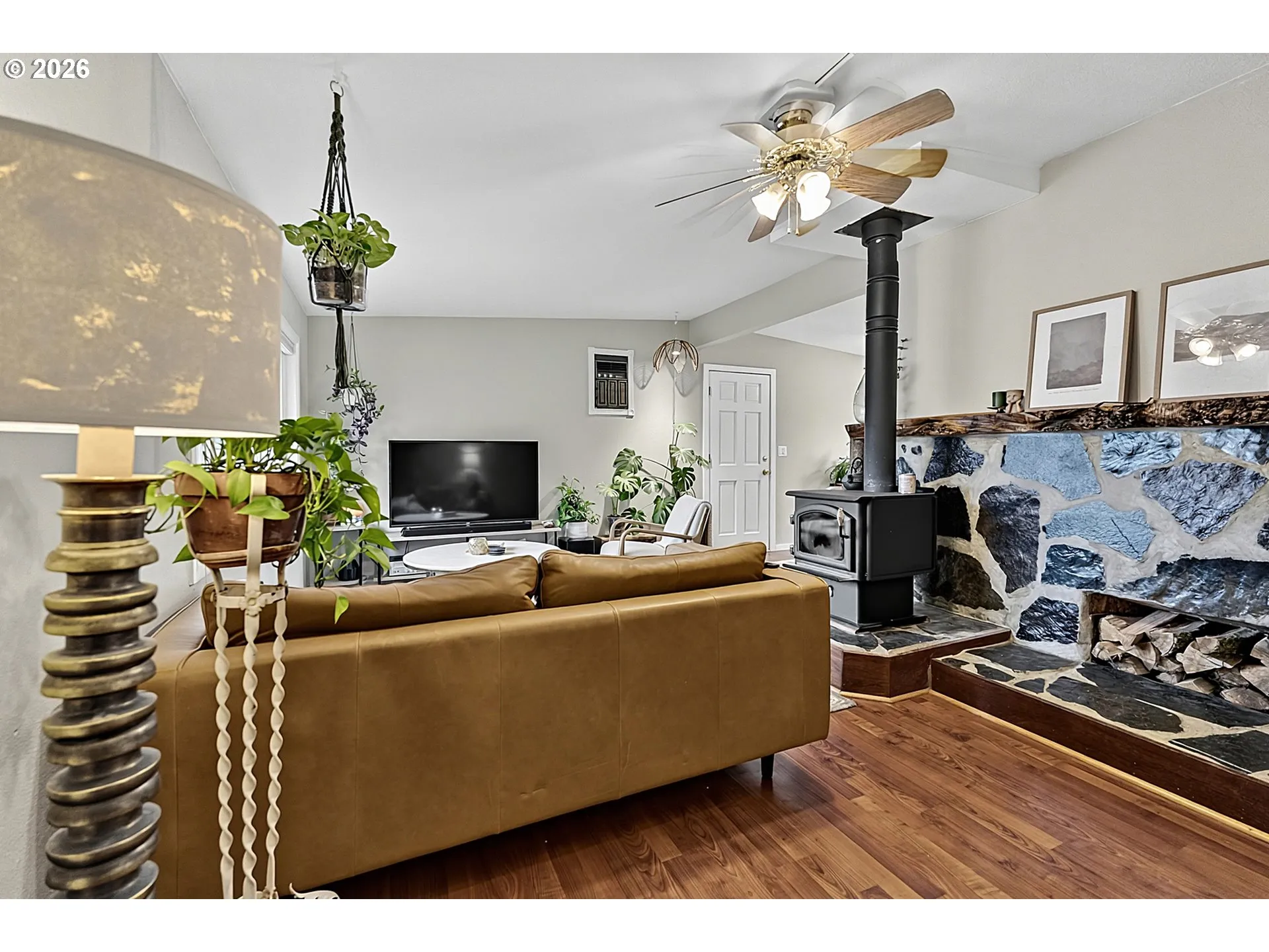 Living Room/Entrance