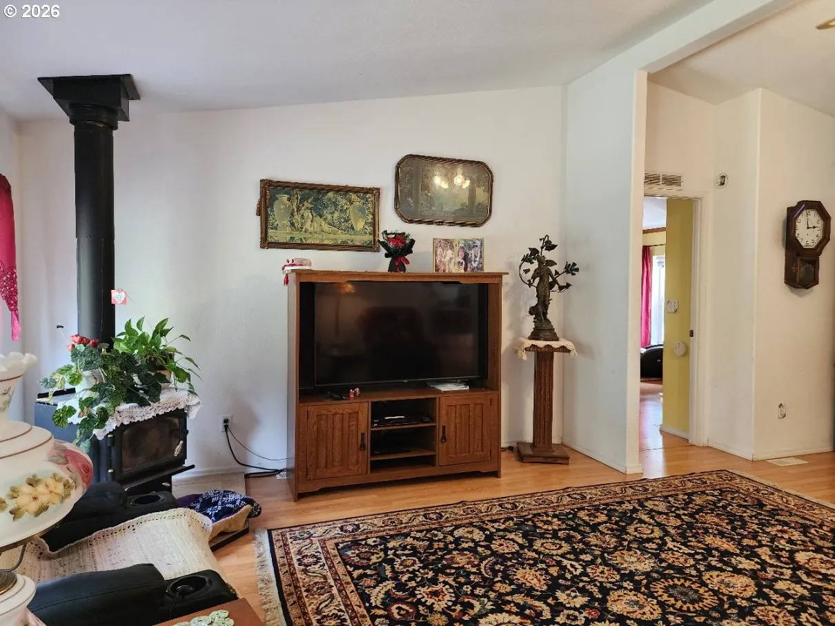 Living Room-Fireplace