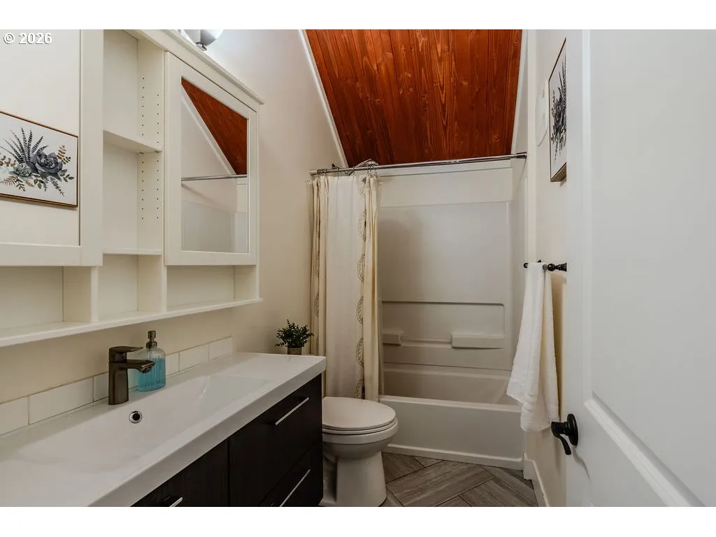Bathroom-Upper
