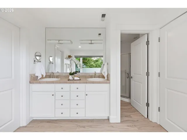 En Suite Bathroom-Upper