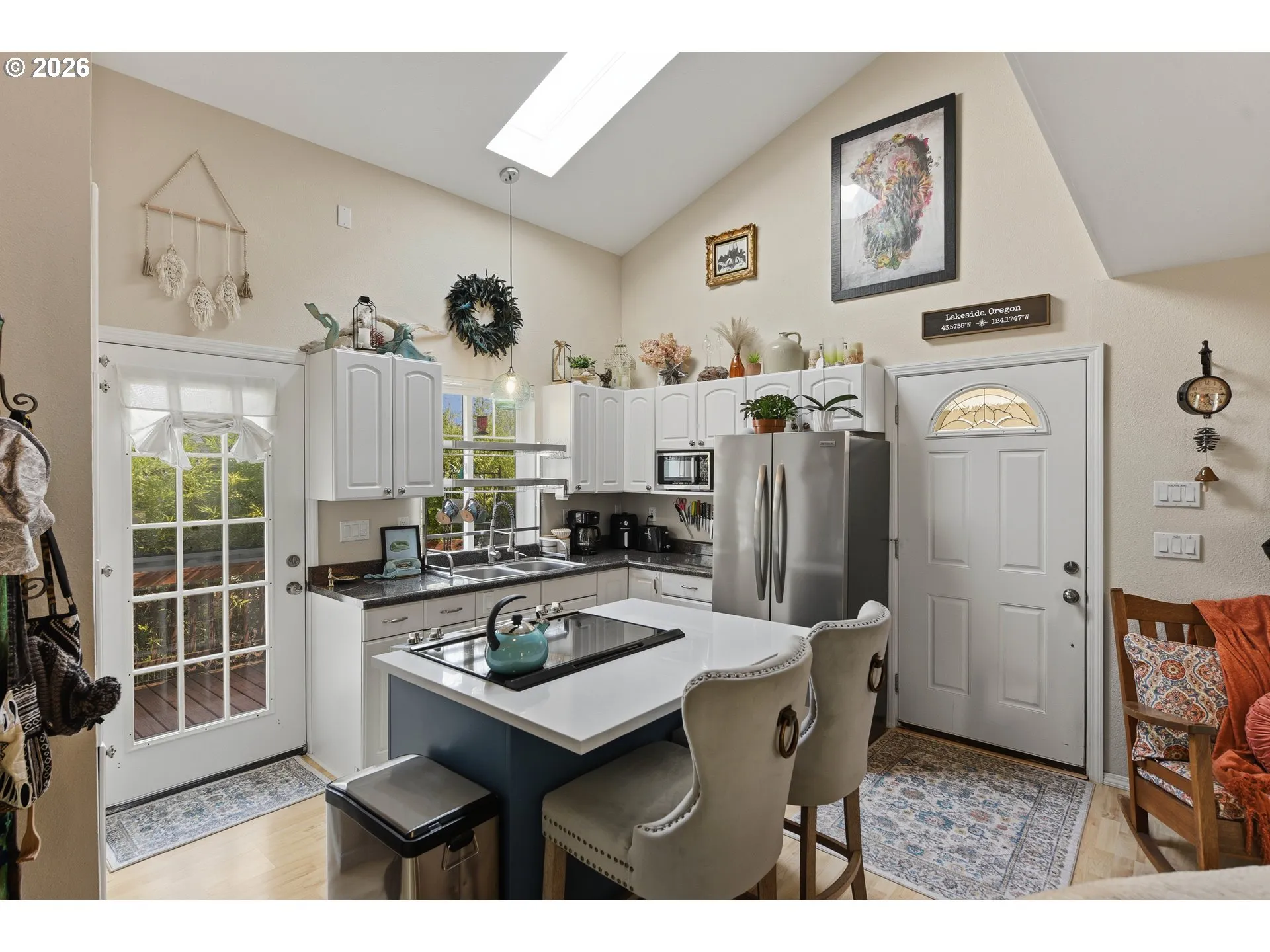 Kitchen-Breakfast Bar