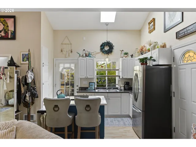 Kitchen-Breakfast Bar