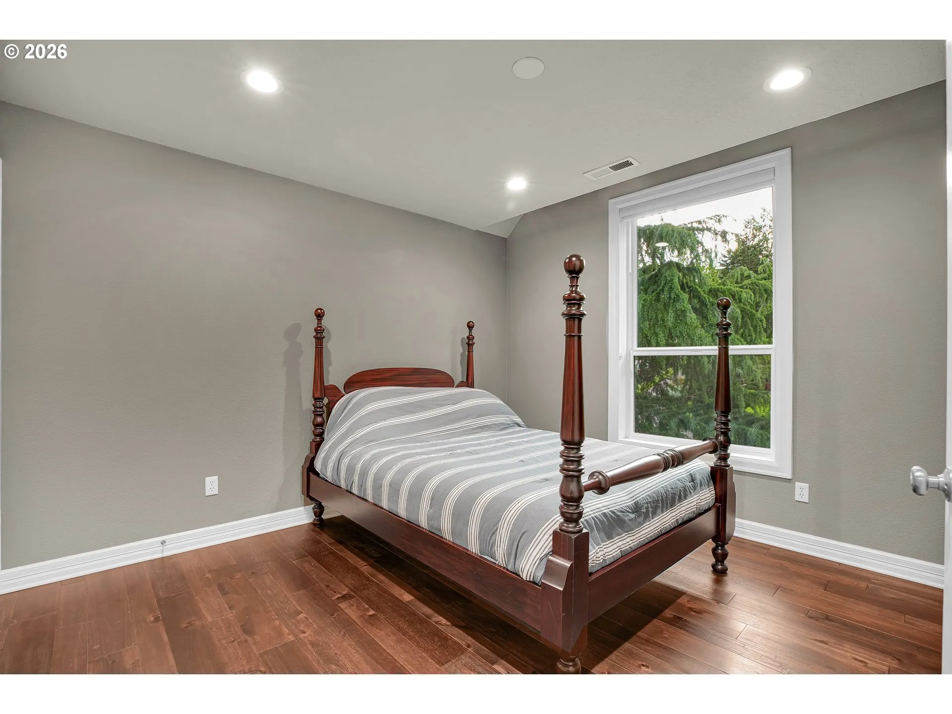 Bedroom-Full Bathroom