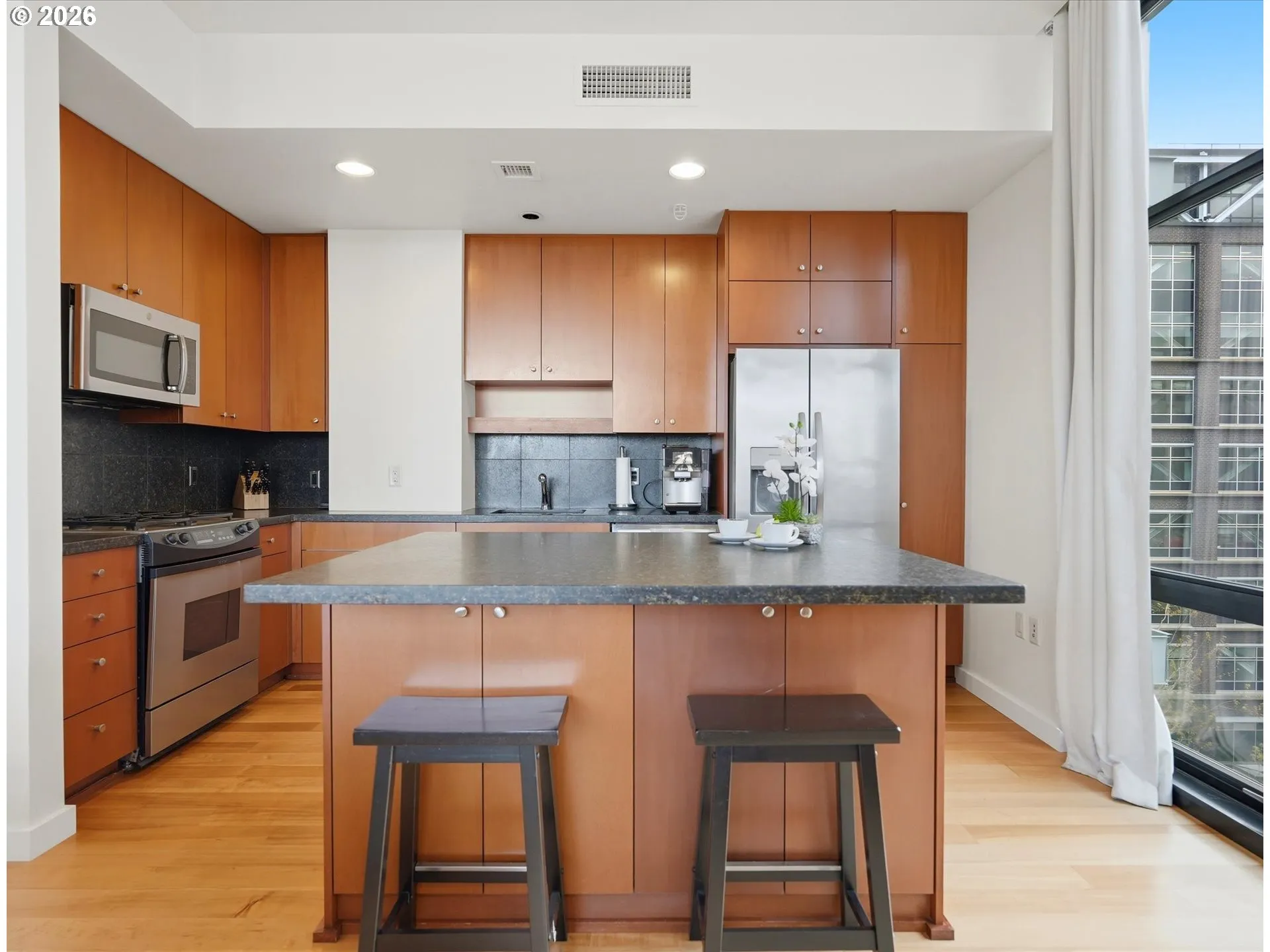 Kitchen-Breakfast Bar