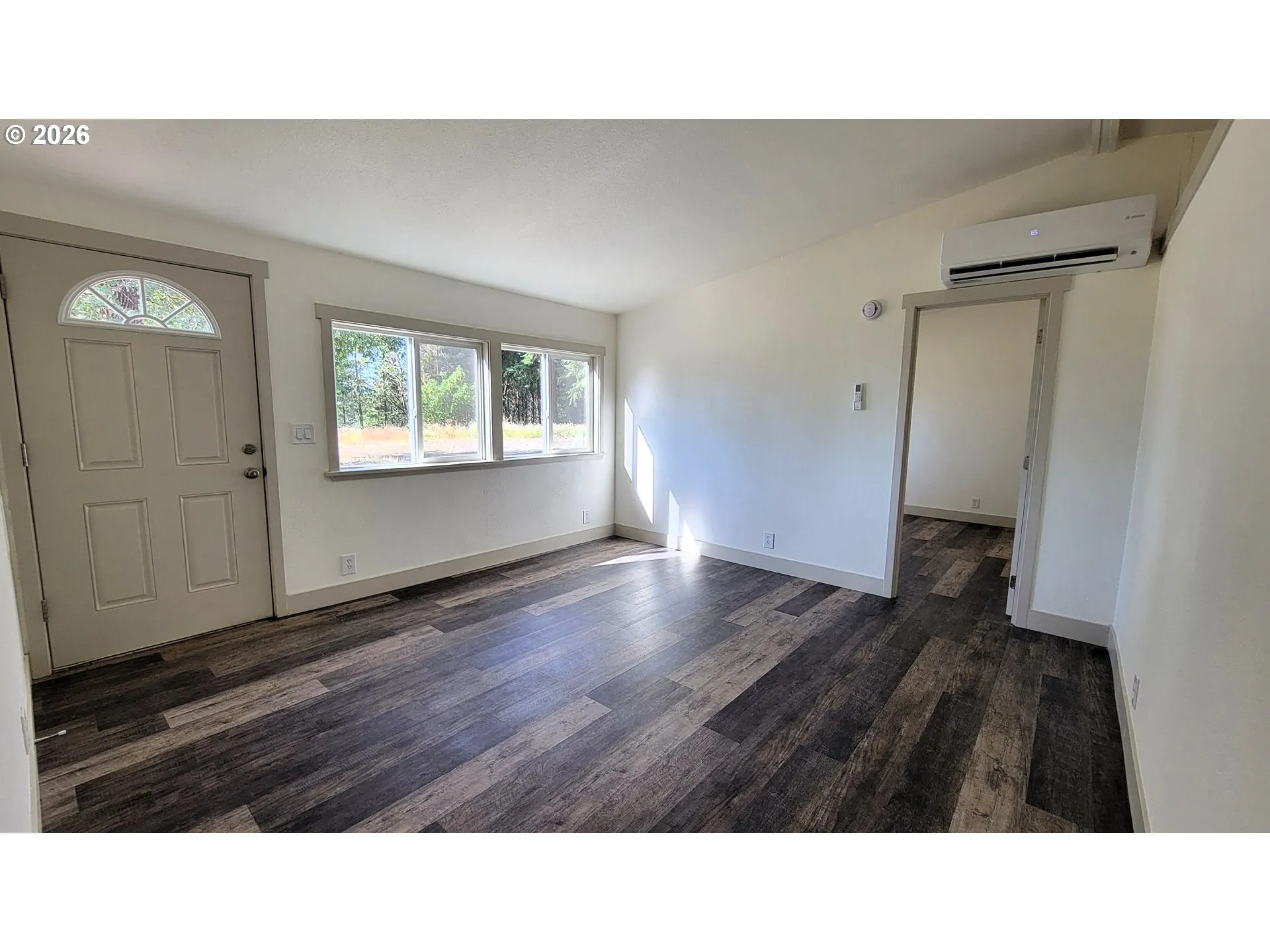 Living Room/Entrance
