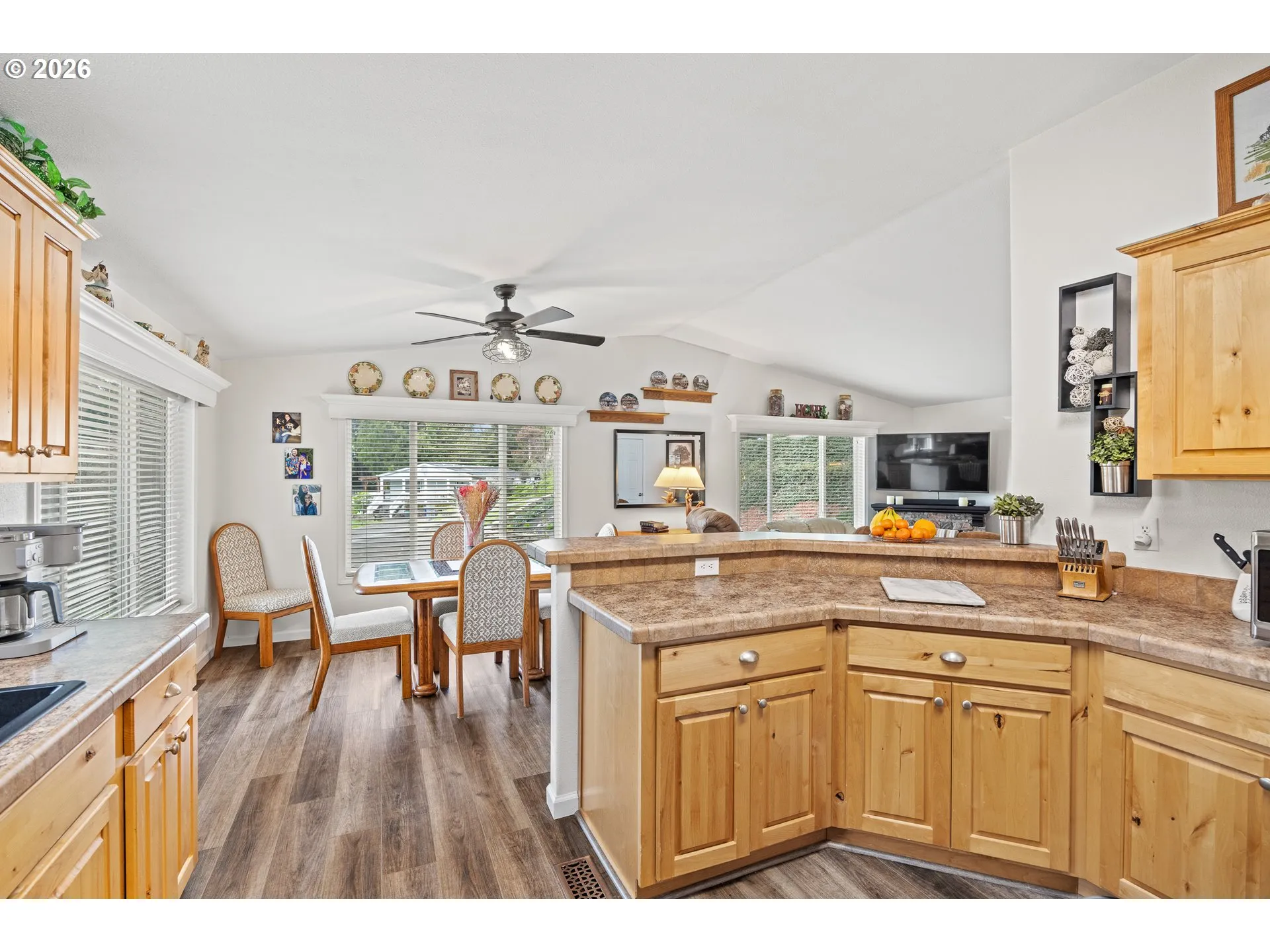 Kitchen-Breakfast Bar