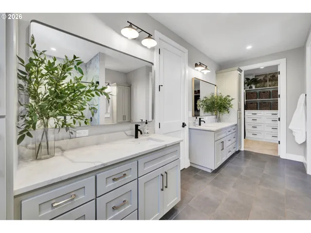 Bathroom, Attached-Walk-In Closet