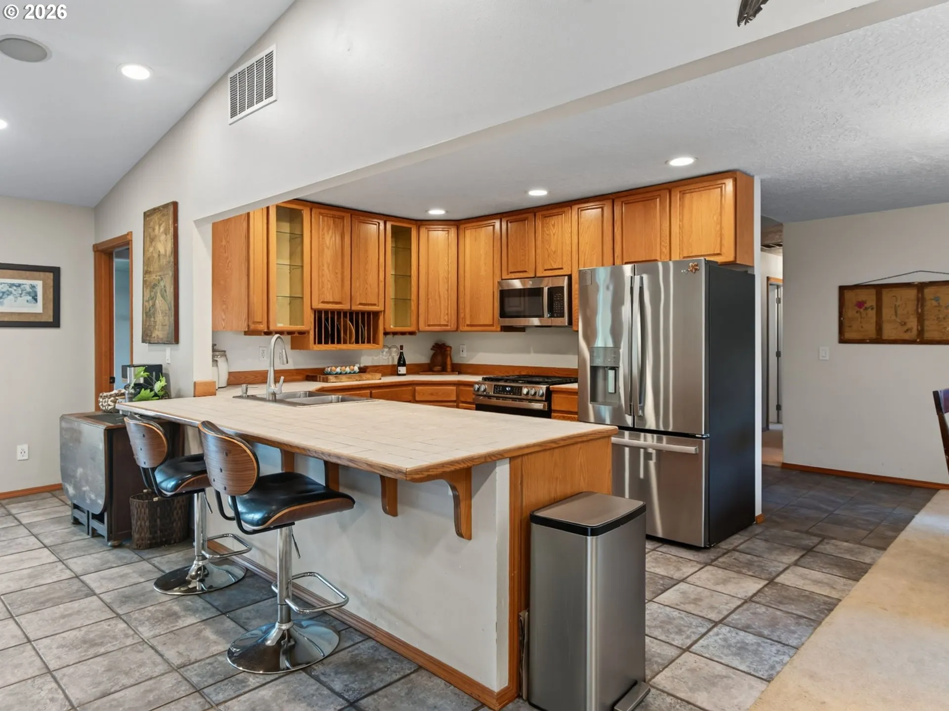 Kitchen-Breakfast Bar