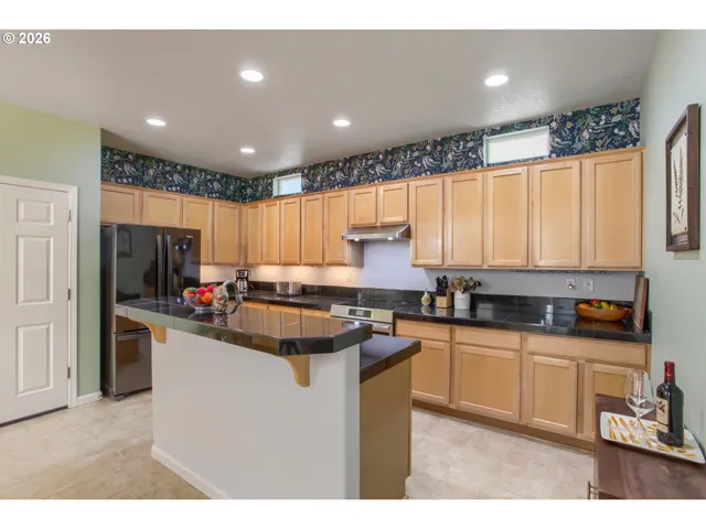 Kitchen-Breakfast Bar