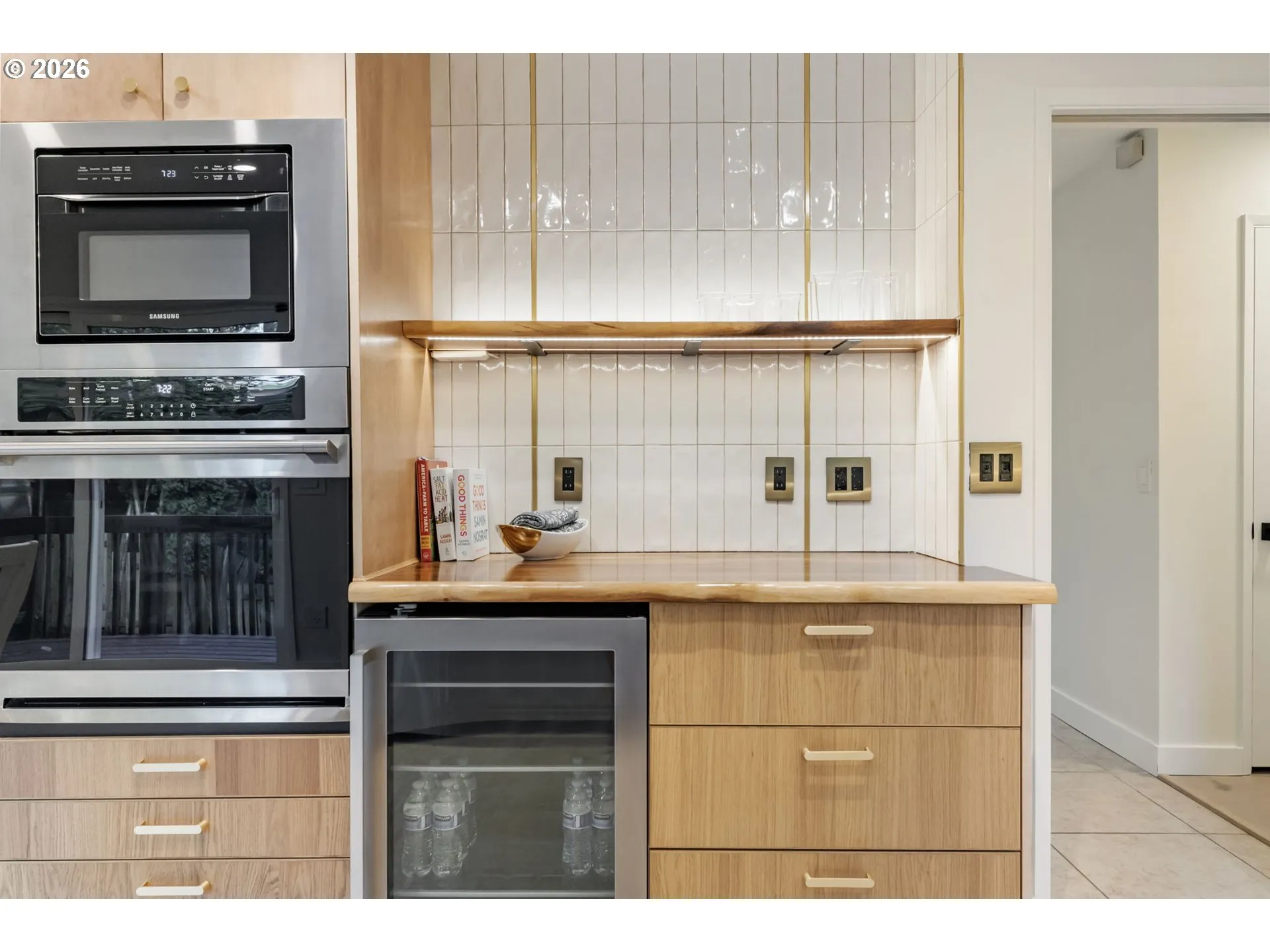 Kitchen-Breakfast Bar