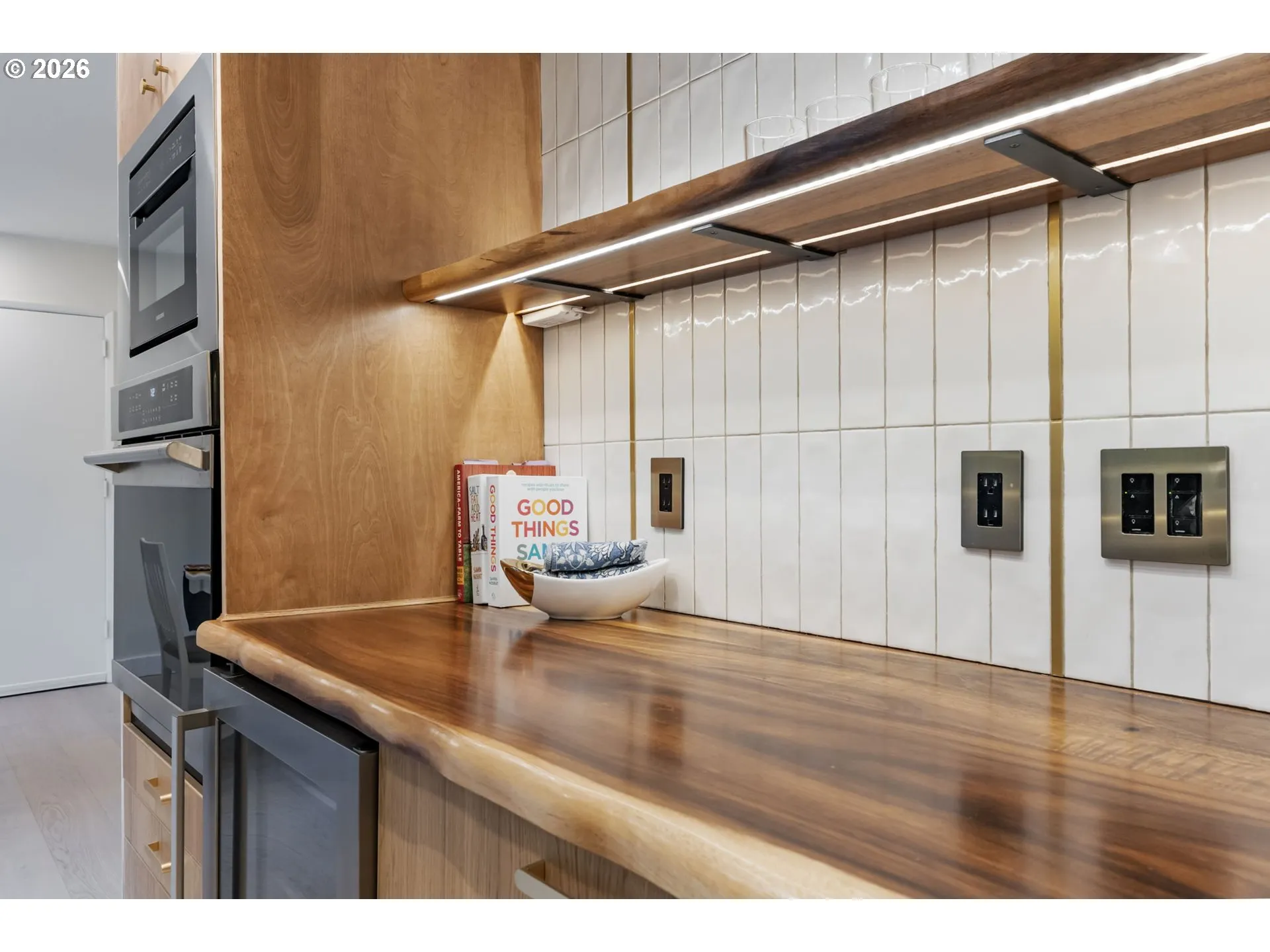 Kitchen-Breakfast Bar