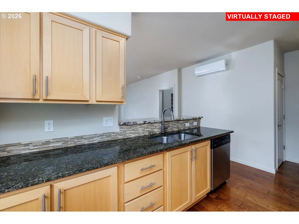 Kitchen-Breakfast Bar