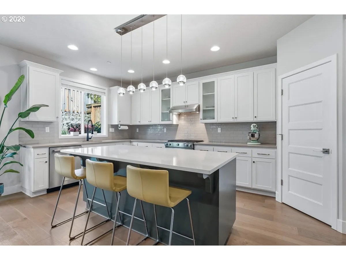 Kitchen-Breakfast Bar