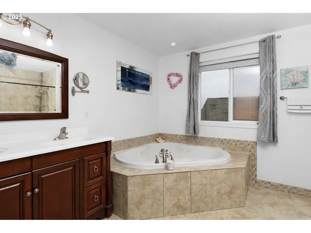 Owner's Suite Bathroom-Garden Tub