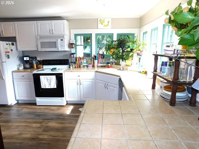 Kitchen-Breakfast Bar