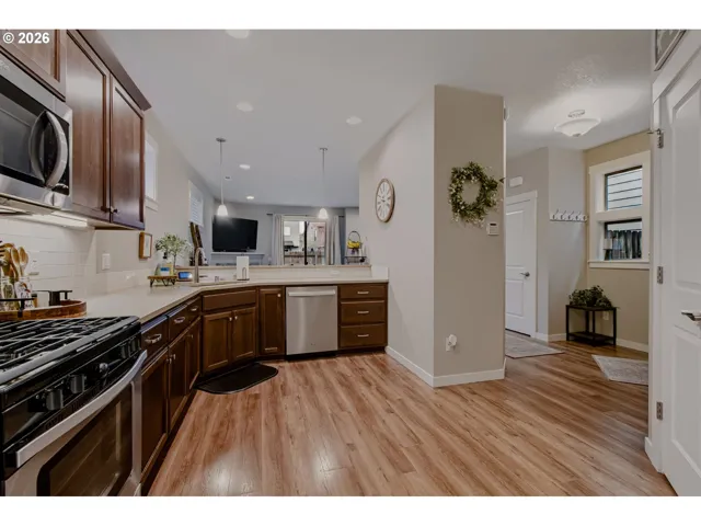 Kitchen-Breakfast Bar