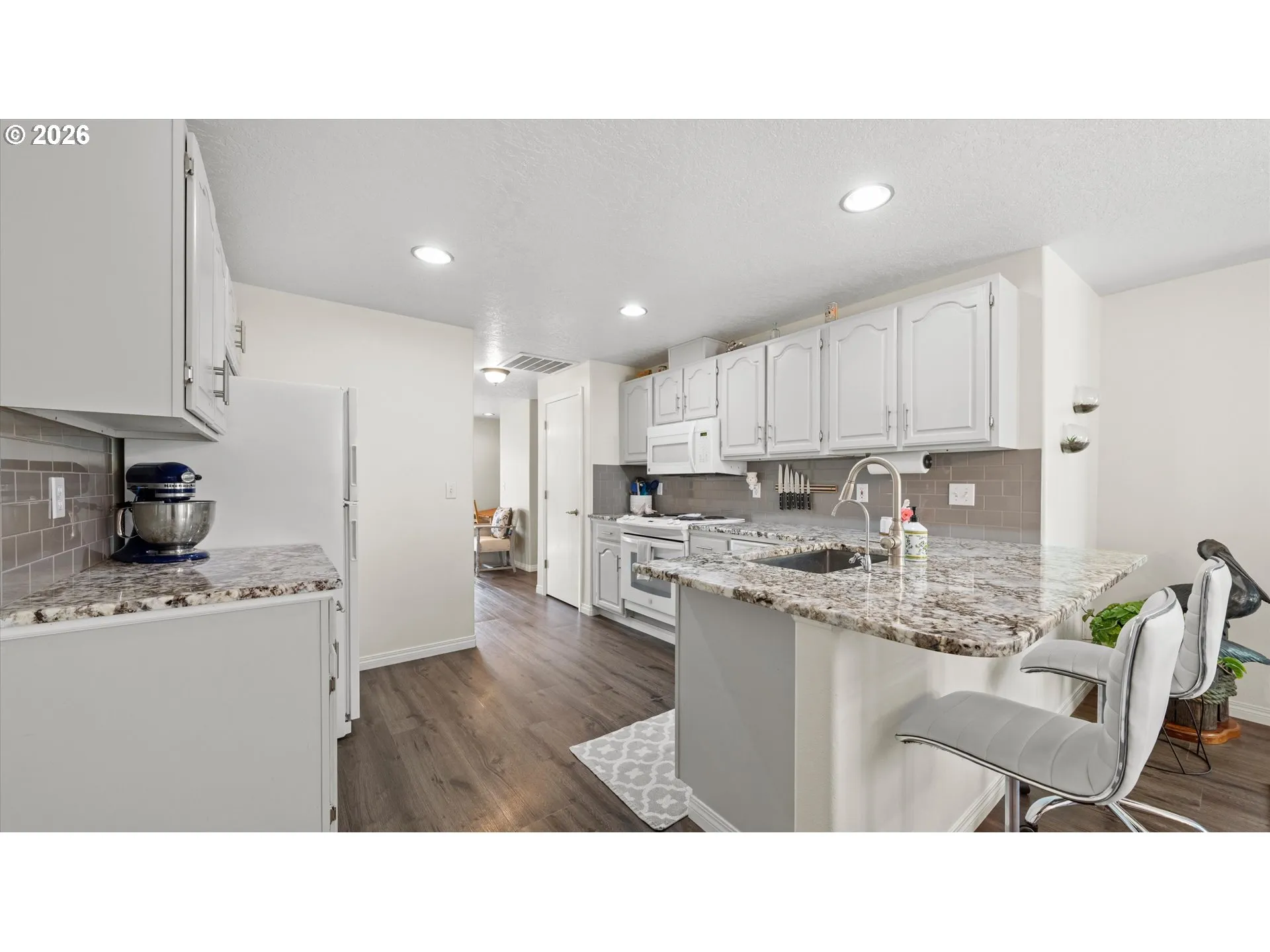 Kitchen-Breakfast Bar