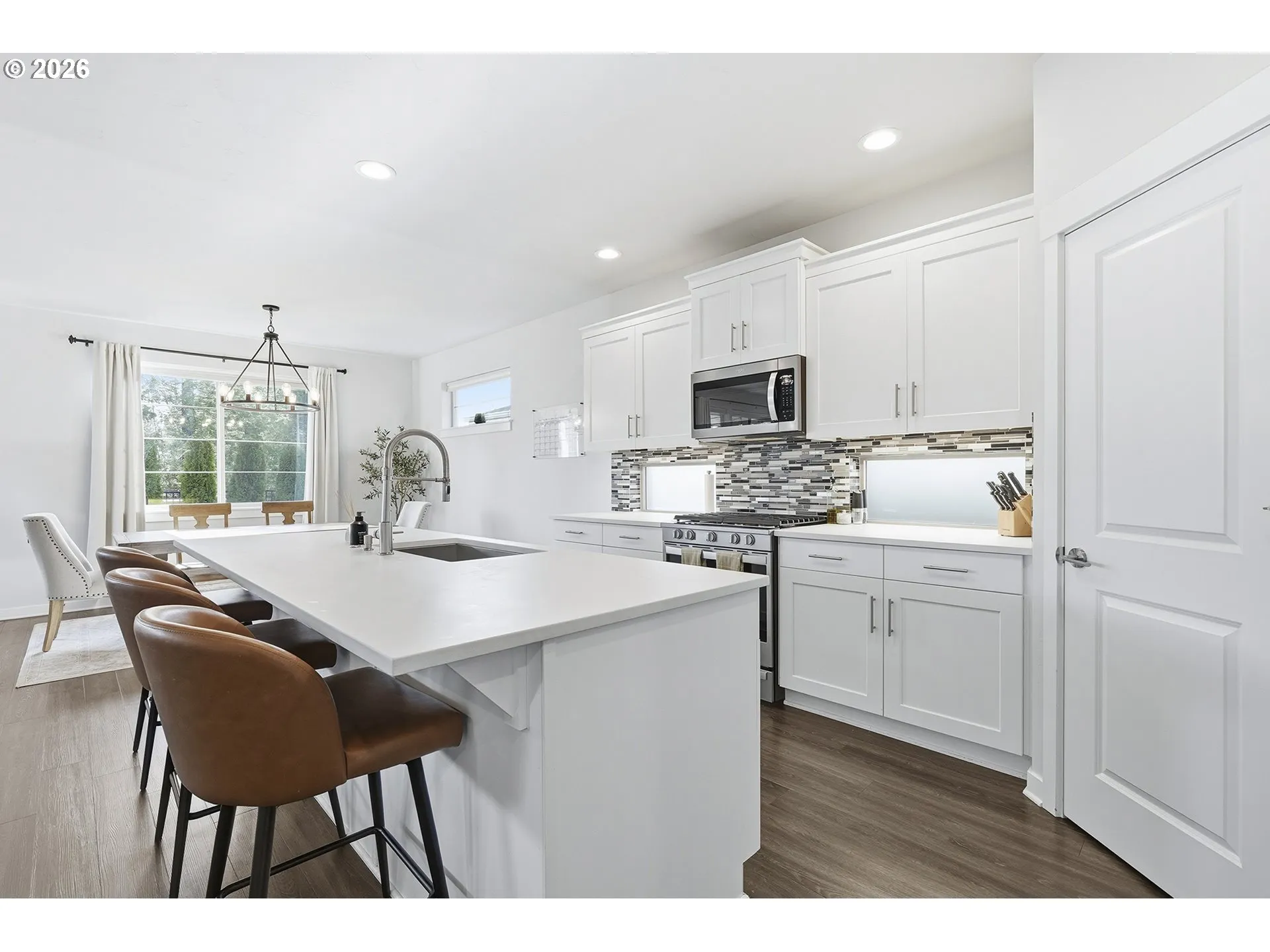 Kitchen-Breakfast Bar