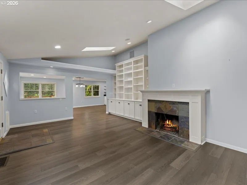 Living Room/Entrance