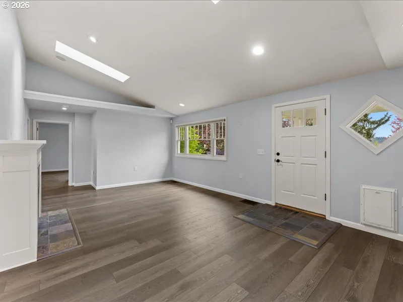 Living Room/Entrance