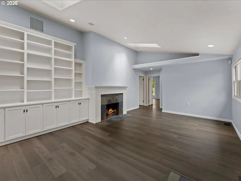 Living Room/Entrance