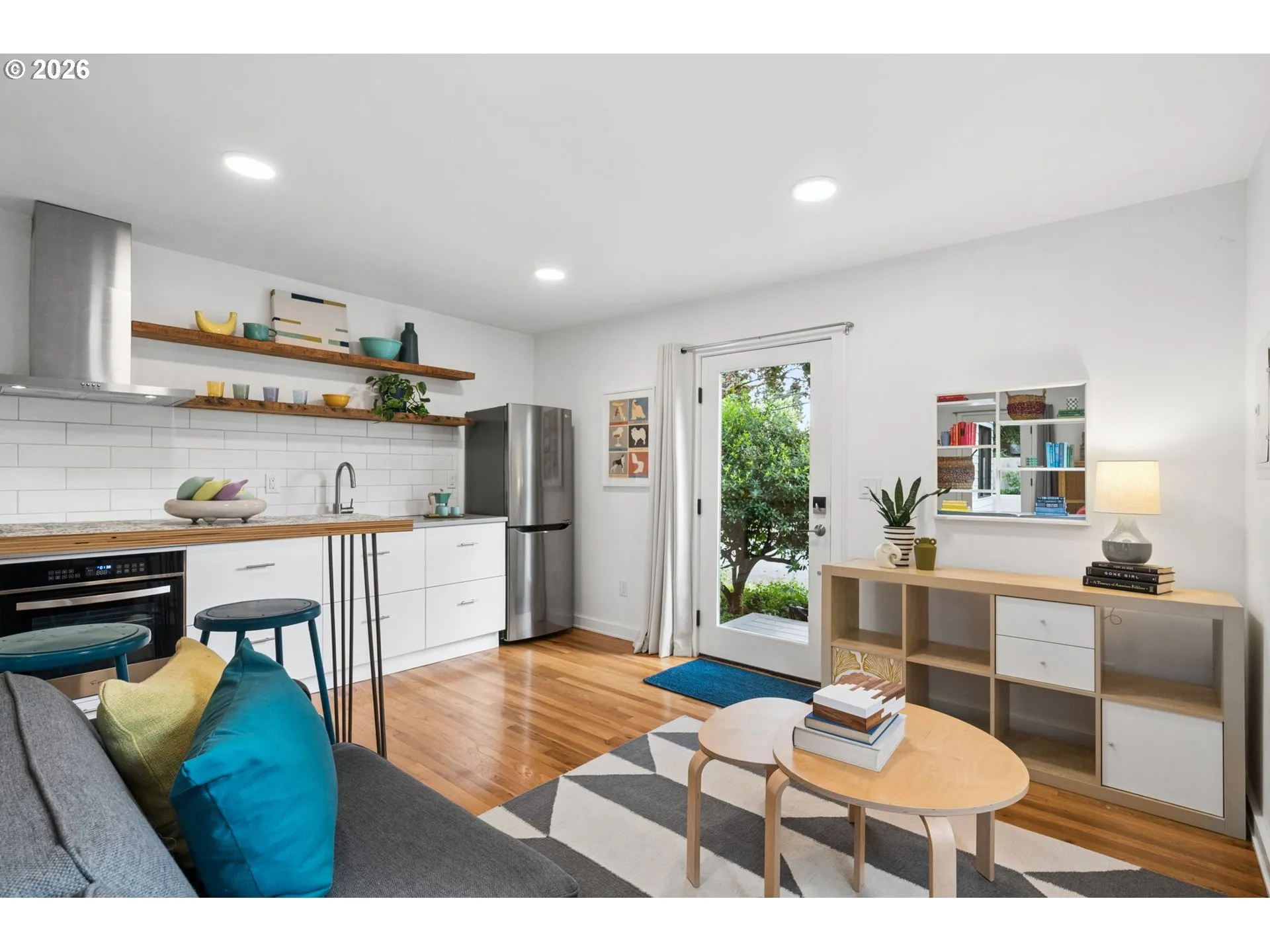 Living Room/Entrance