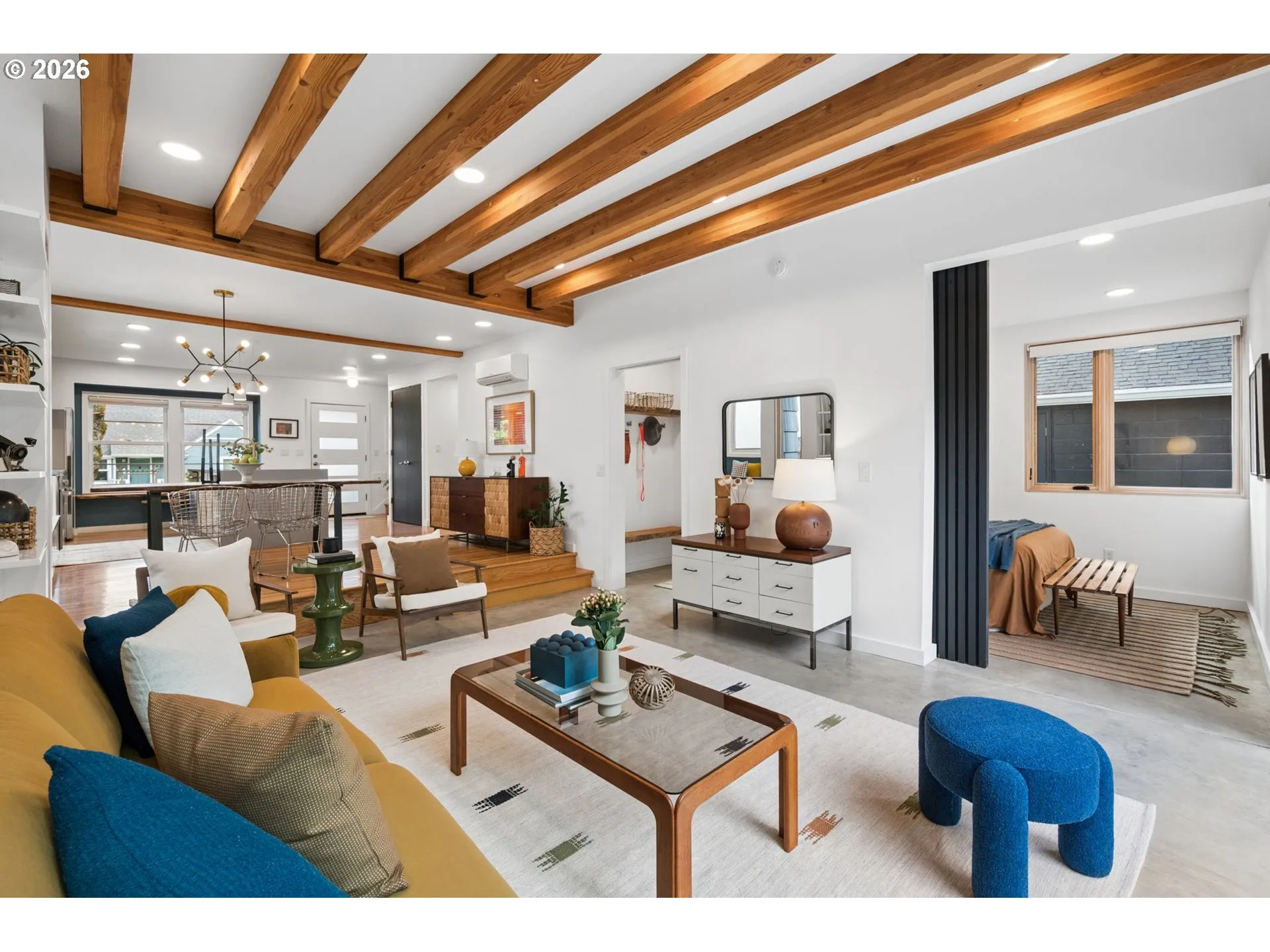 Living Room/Entrance