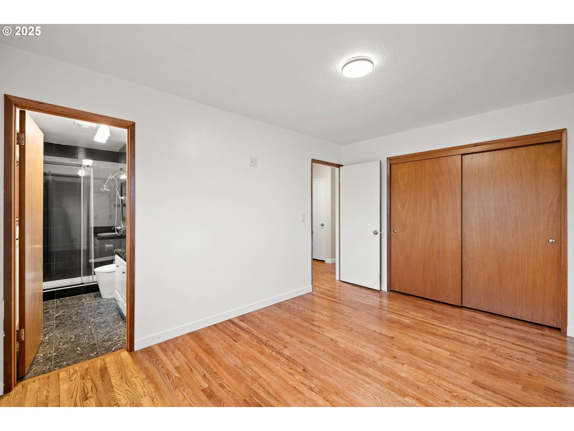 Bedroom-Full Bathroom