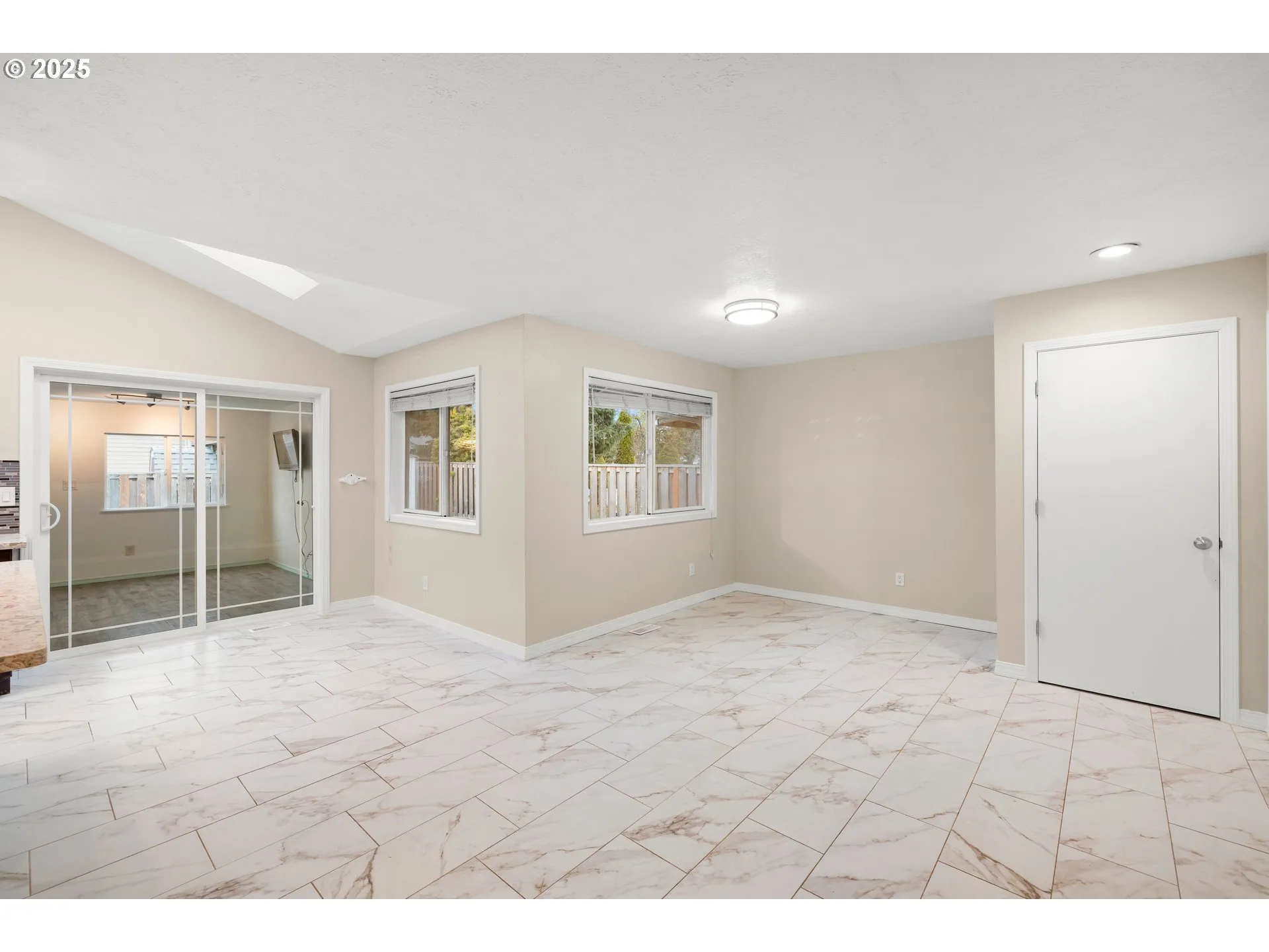 Kitchen-Breakfast Bar