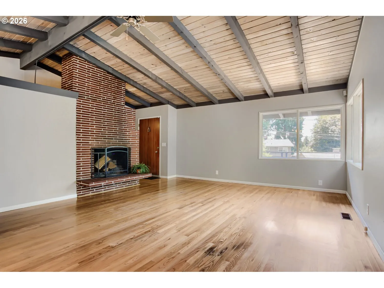 Living Room/Entrance