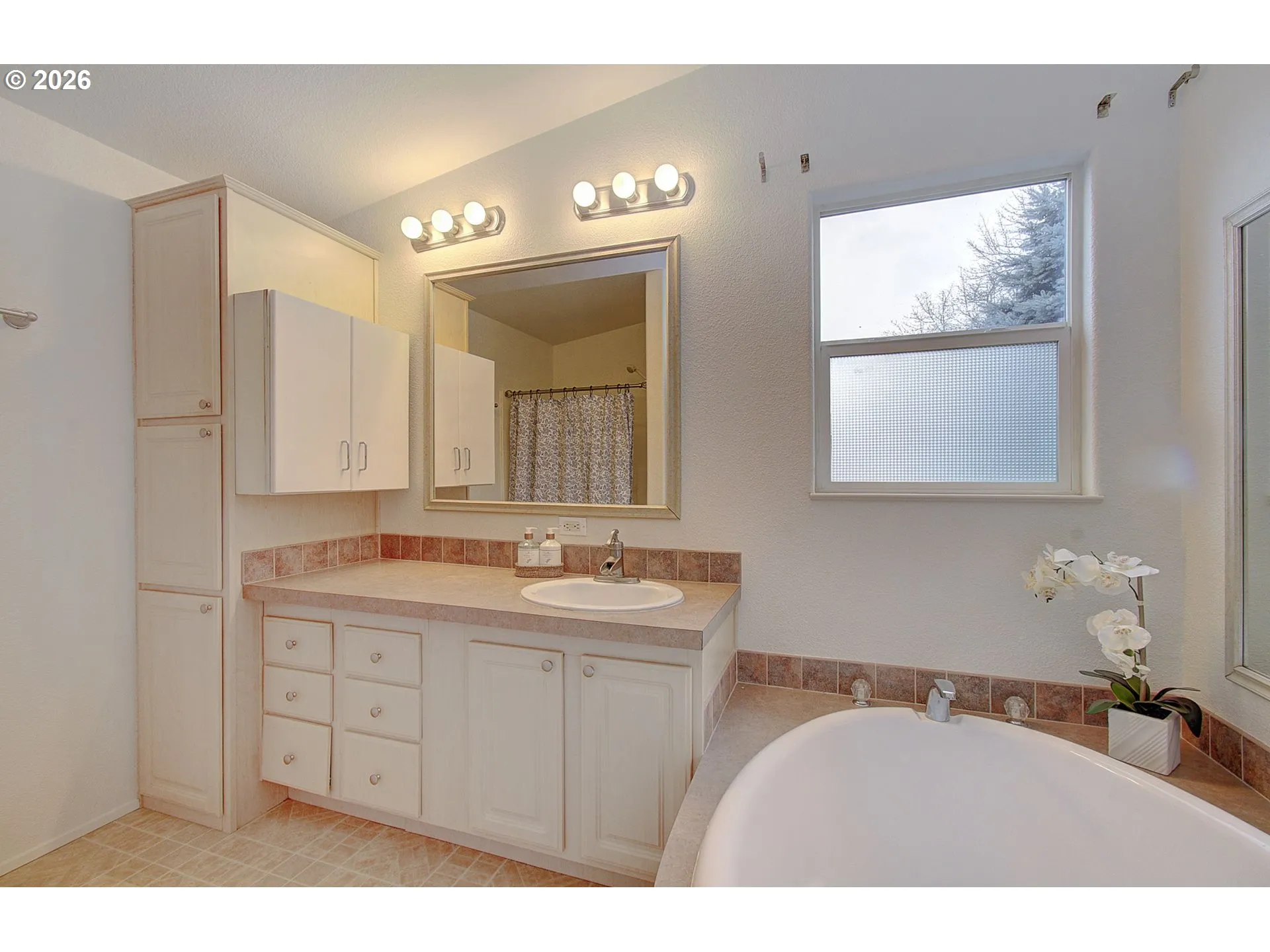 Bathroom, Attached-Garden Tub
