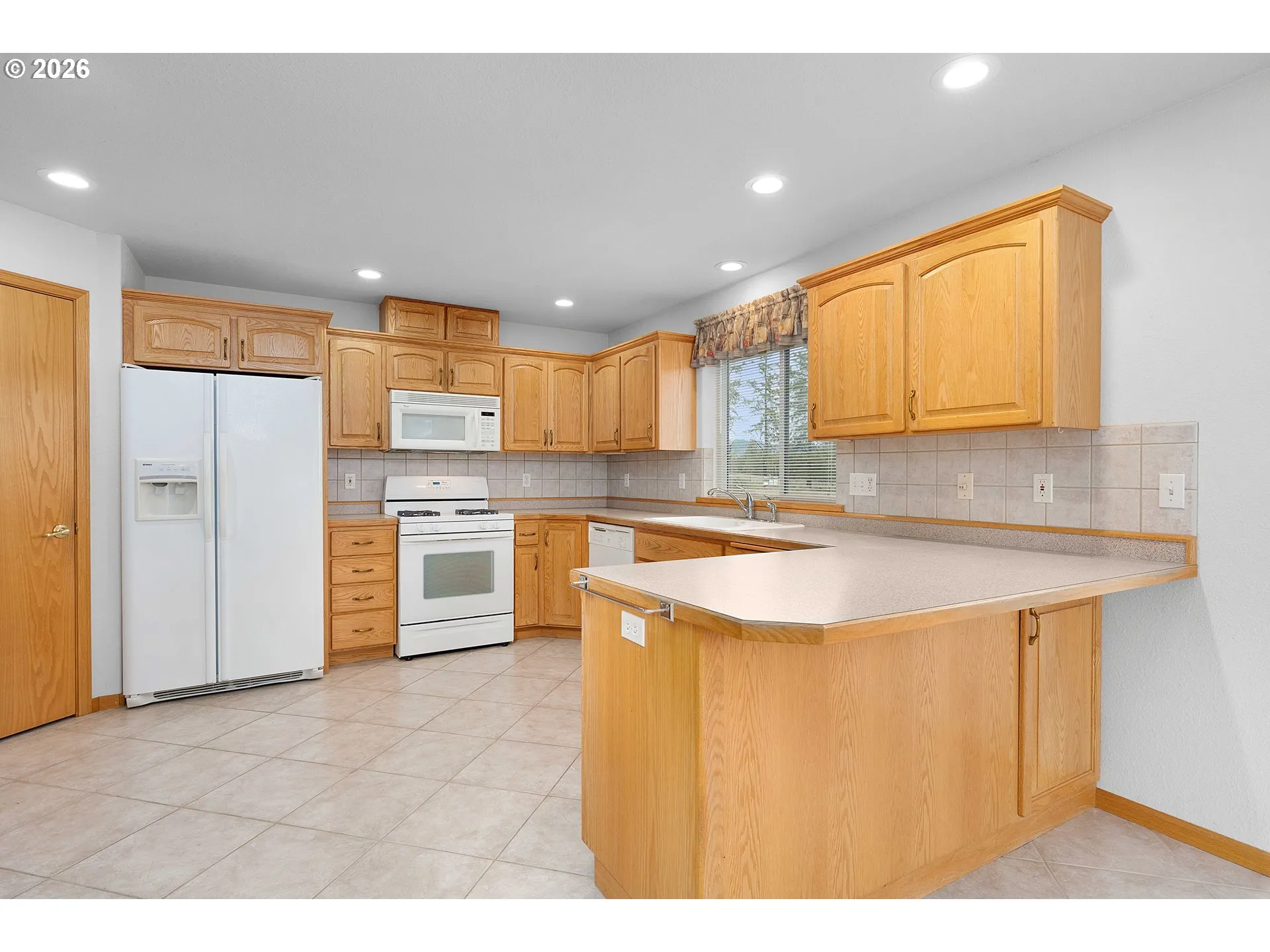 Kitchen-Breakfast Bar