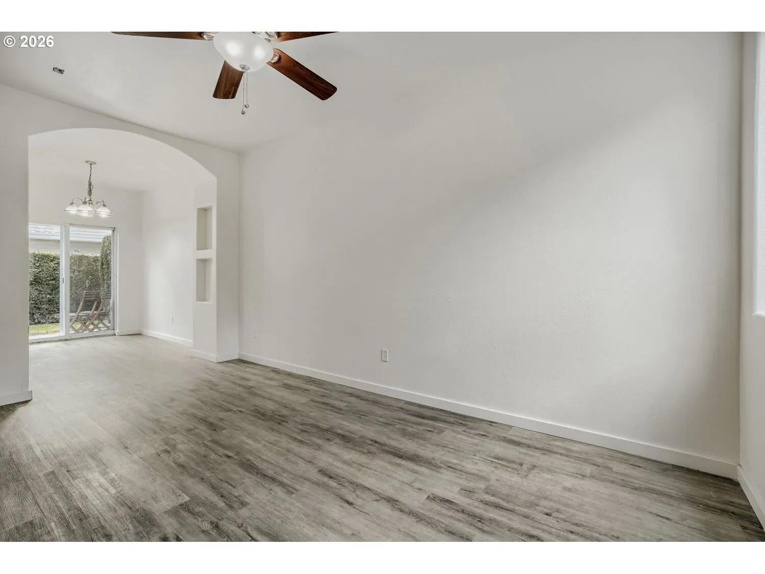 Living Room/Entrance