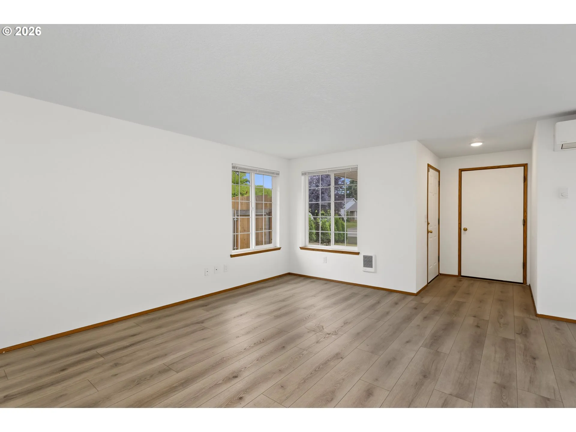Living Room/Entrance