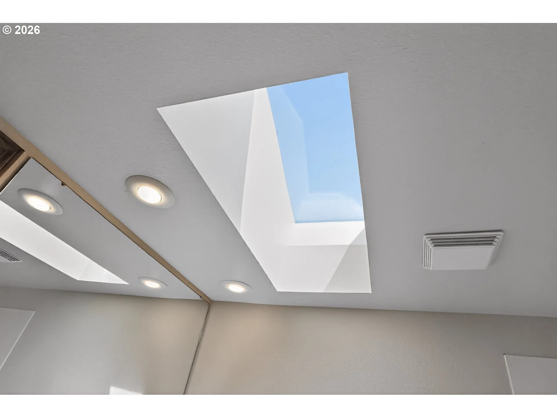 Bathroom, Continental-Upper
