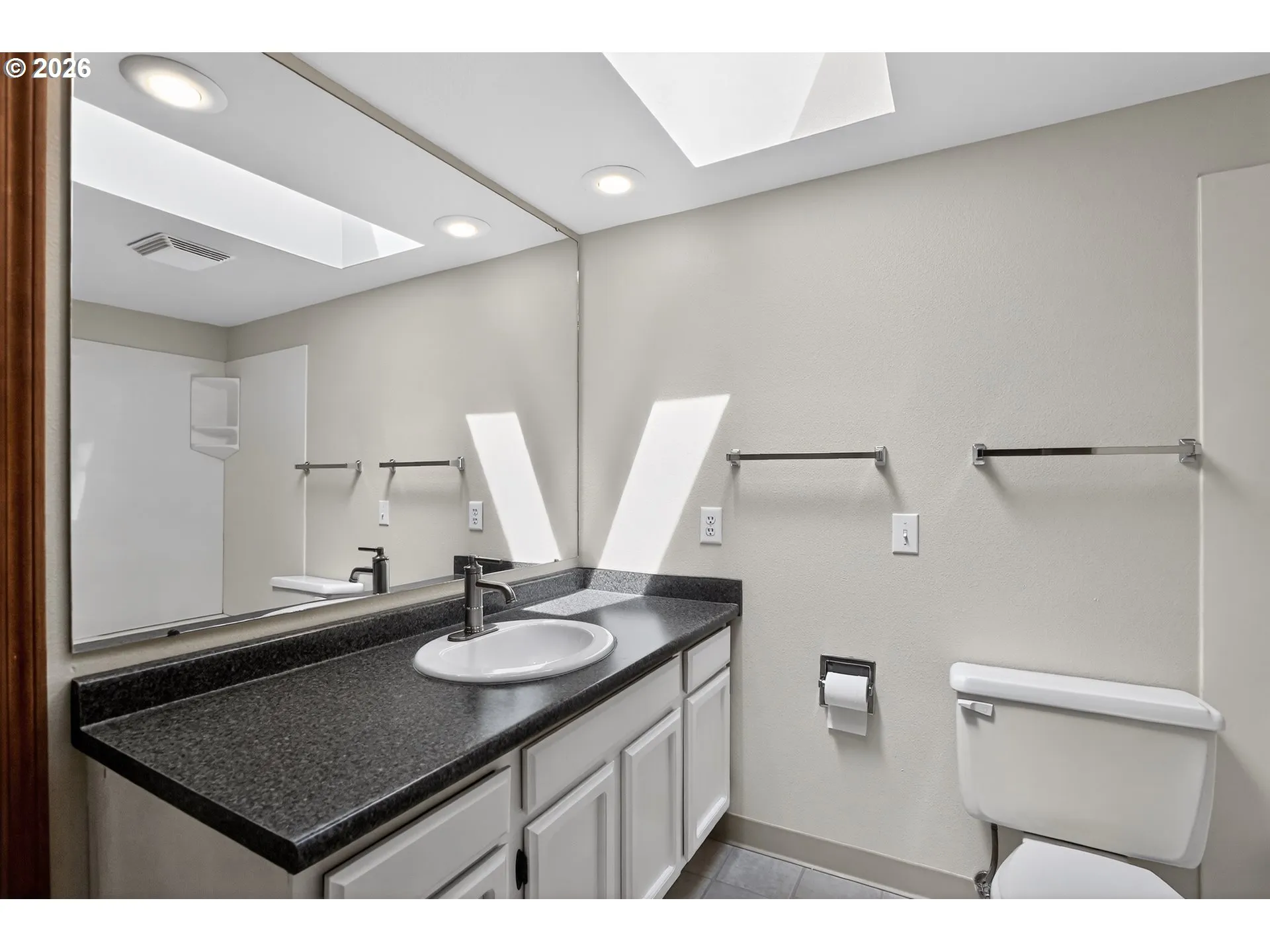 Bathroom, Continental-Upper