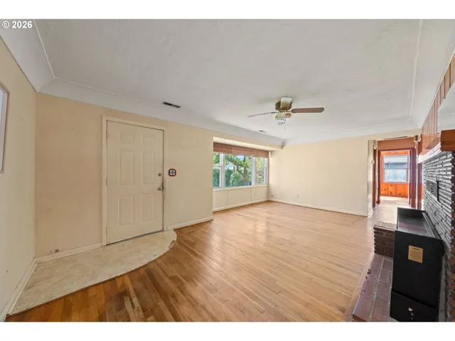Living Room/Entrance