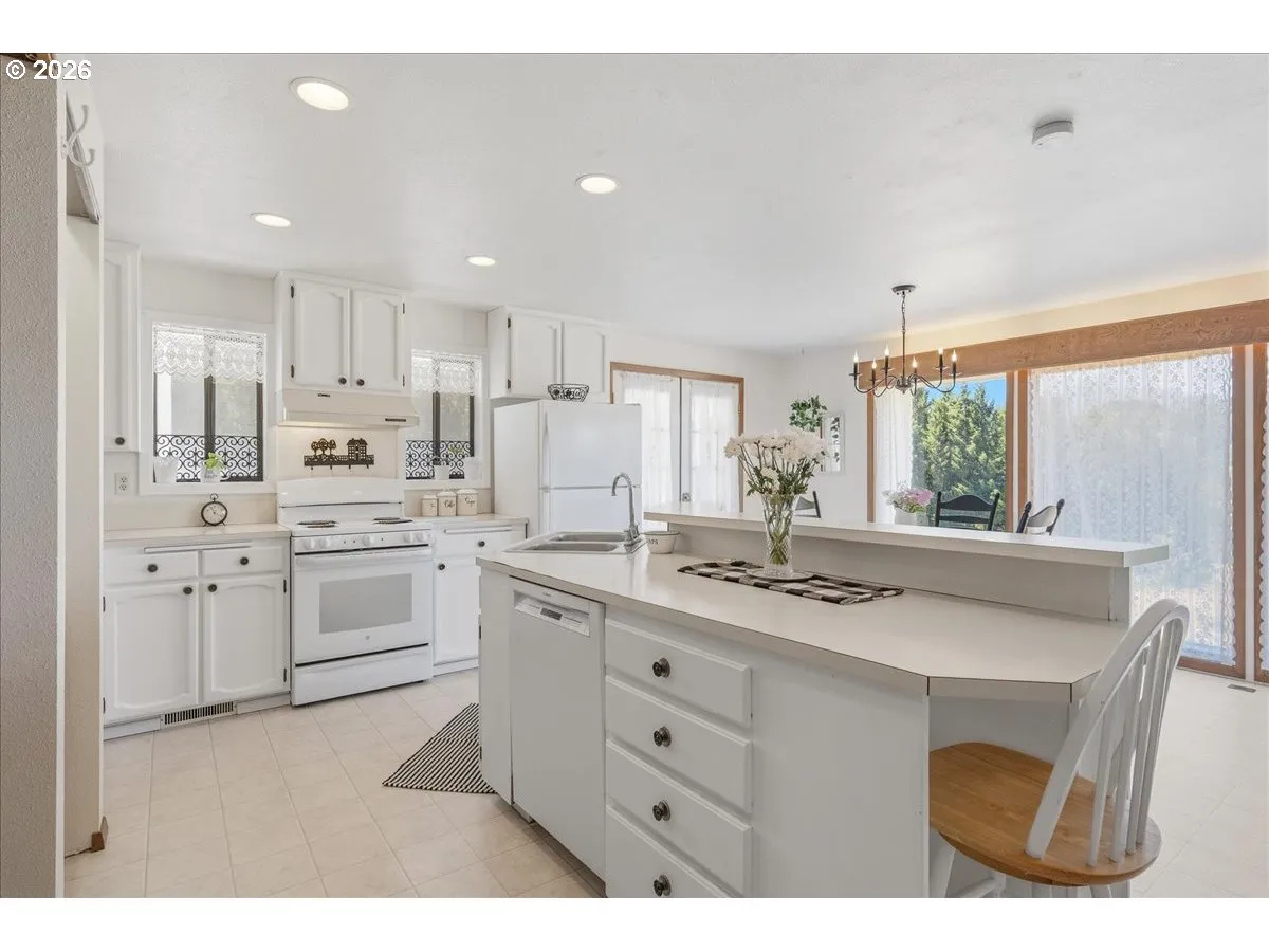 Kitchen-Breakfast Bar
