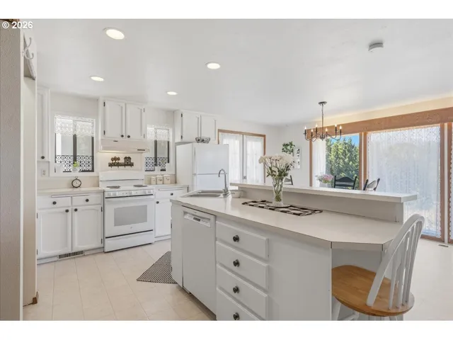 Kitchen-Breakfast Bar
