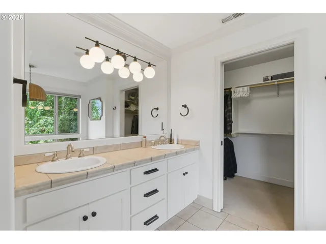 En Suite Bathroom-Upper