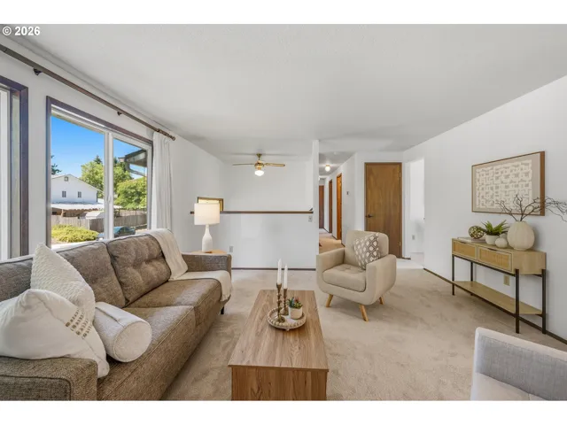Living Room/Entrance
