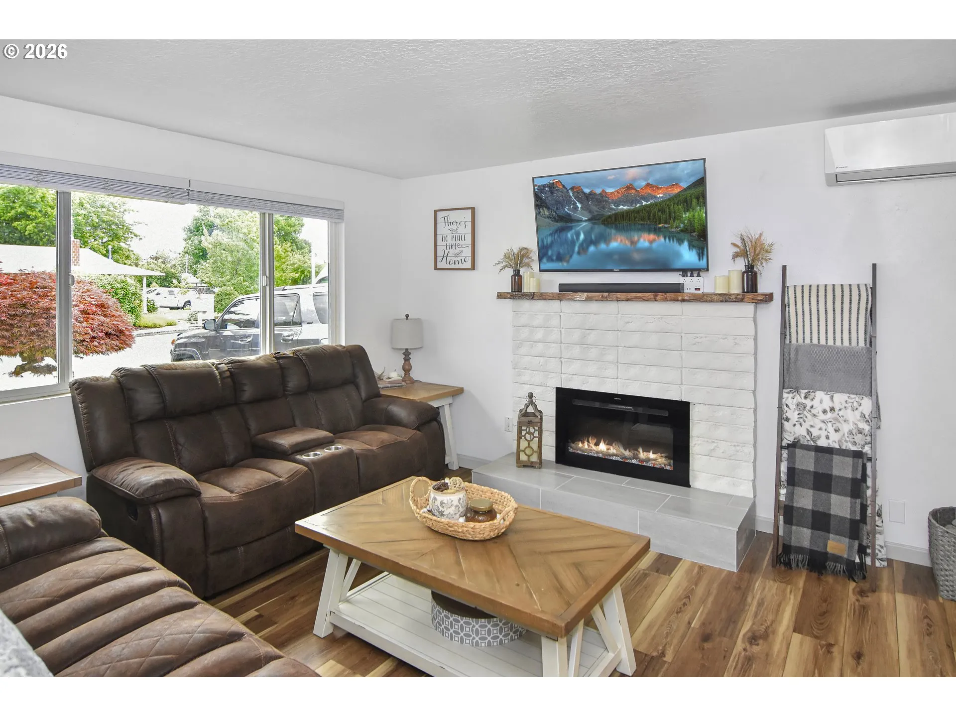 Living Room-Fireplace