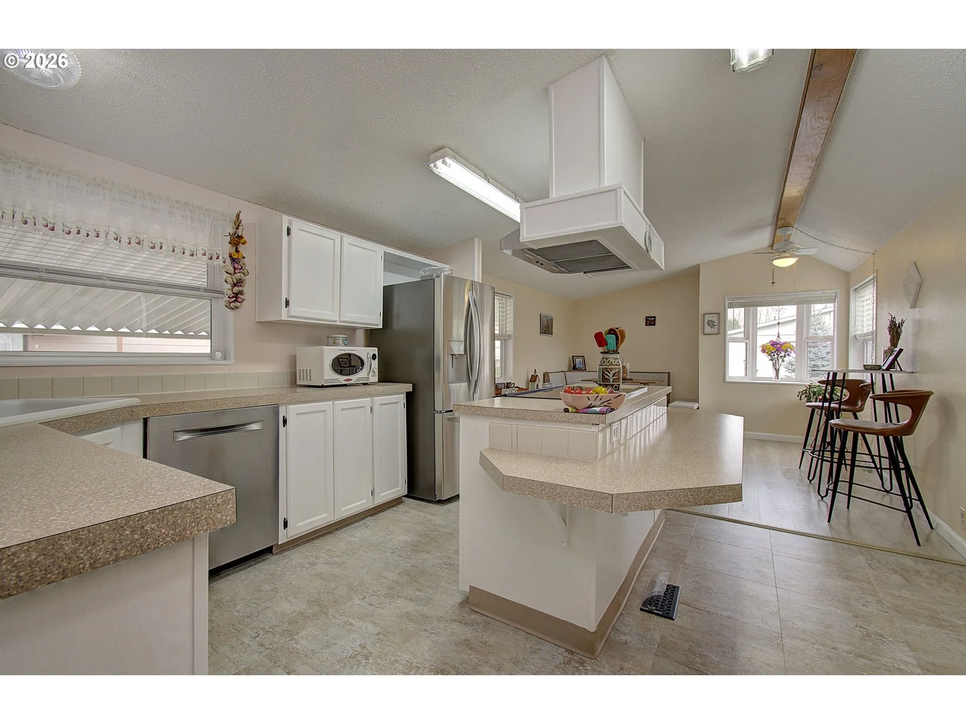 Kitchen-Breakfast Bar