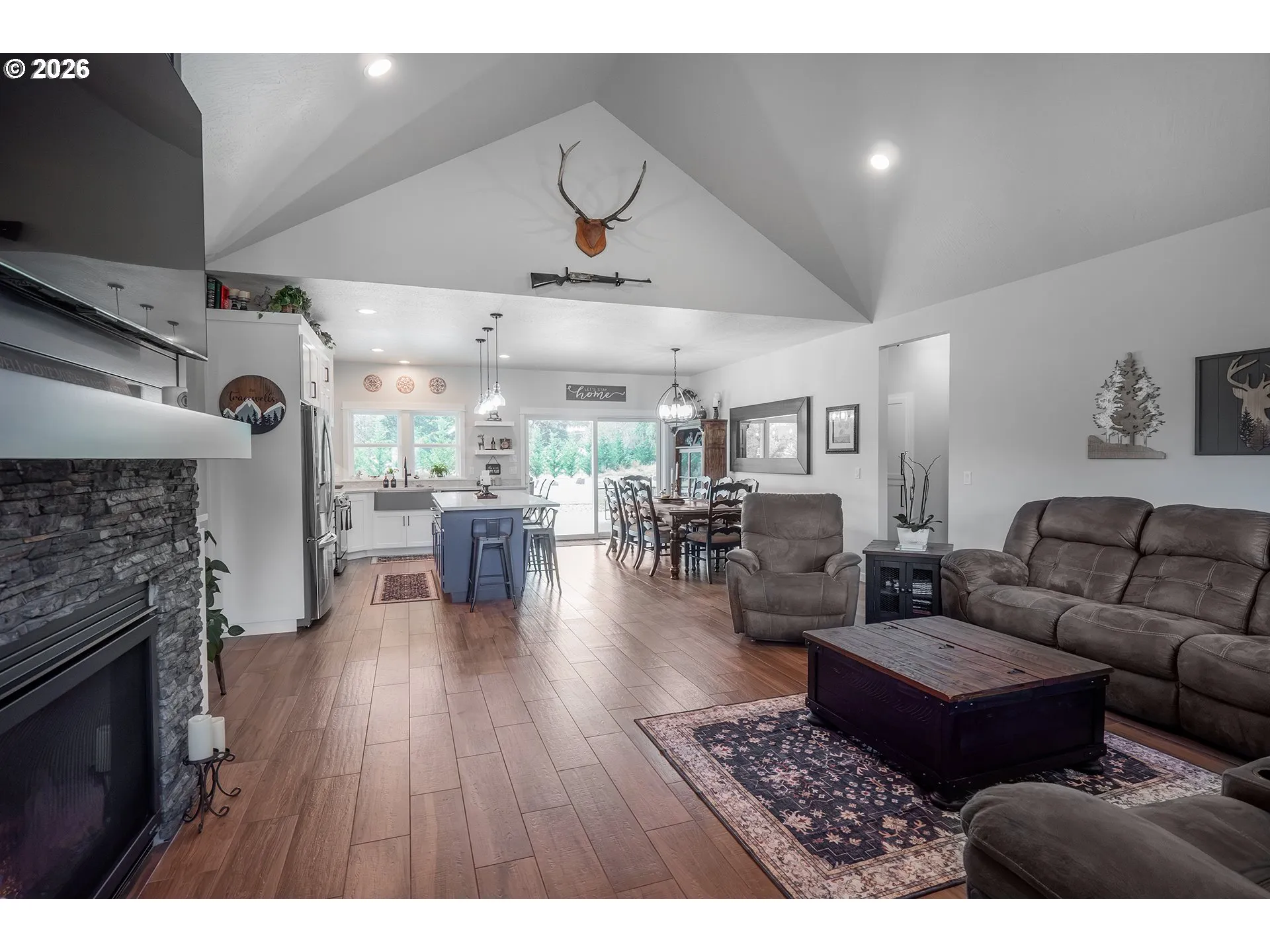 Living Room/Entrance