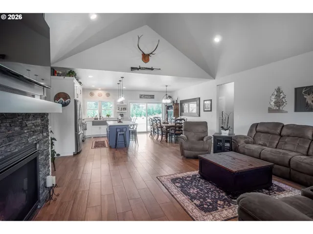 Living Room/Entrance
