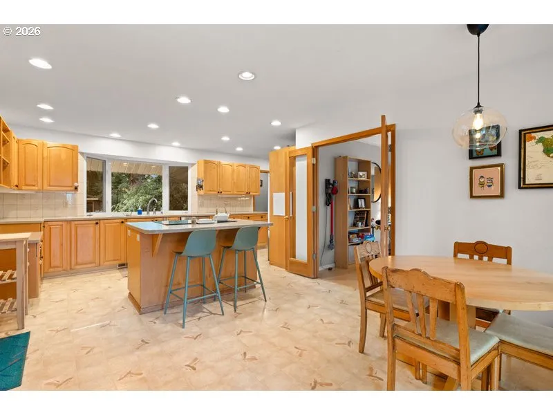 Kitchen-Breakfast Bar